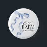 Badge Rond 2,50 Cm Bleu Bonjour Bébé Bow Fille Baby shower Faveurs<br><div class="desc">Élevez votre baby shower avec ce Décor de la Coquette Blue Bow Party! Ce design intemporel ajoute une touche d'élégance et de charme à tout événement, avec un arc magnifiquement ouvragé orné de délicates teintes bleues. Cette collection impressionne vos invités et crée des souvenirs durables et est parfaite pour ajouter...</div>