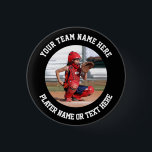 Badge Rond 2,50 Cm Bouton de photo Créer votre propre équipe sportive<br><div class="desc">Photo d'un attrapeur de balle molle prêt à recevoir la balle du lanceur sur un bouton d'épingle. Le modèle photo est facile à customiser. Cadeau pour un joueur ou une équipe de softball, baseball, hockey, basket-ball, football ou tout autre sport. Placez facilement une photo de carré dans le modèle pour...</div>