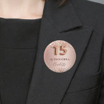 Badge Rond 2,50 Cm Broussette en or rose Quinceanera<br><div class="desc">Élégant, classique, glamour et nom de fille pour une Quinceañera, 15ème anniversaire. arrière - plan rose or et dégradé de rougeur. Décoré de confettis d'or rose. Personnalisez et ajoutez un nom. Le nom est écrit avec un script de style moderne en lettres de couleur rose foncé. Le numéro 15 est...</div>