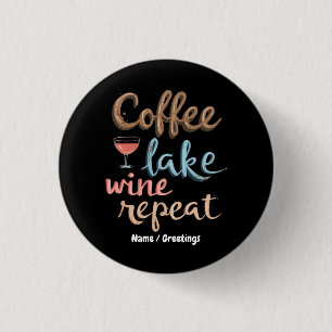Badge Rond 2,50 Cm Café, Lac, Vin, Répéter la citation de vacances dr