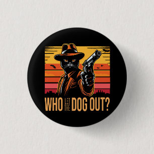 Badge Rond 2,50 Cm Chat noir vêtu d'un costume orange qui a laissé so