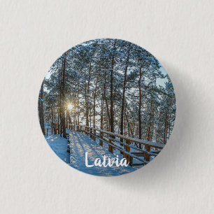 Badge Rond 2,50 Cm Chemin en bois sur la forêt d'hiver enneigée