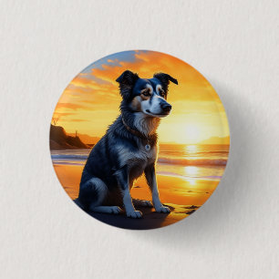 Badge Rond 2,50 Cm Chien mignon sur la plage au coucher du soleil 