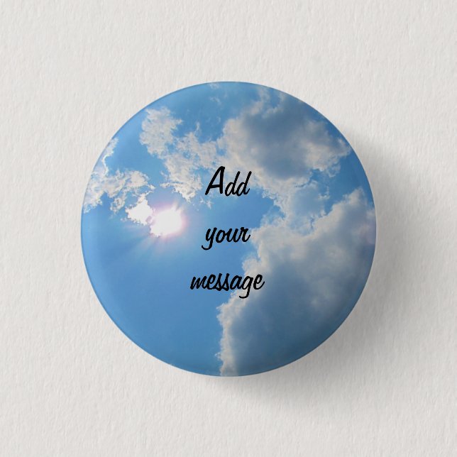 Badge Rond 2,50 Cm Ciel bleu vif avec soleil et nuages photo (Devant)