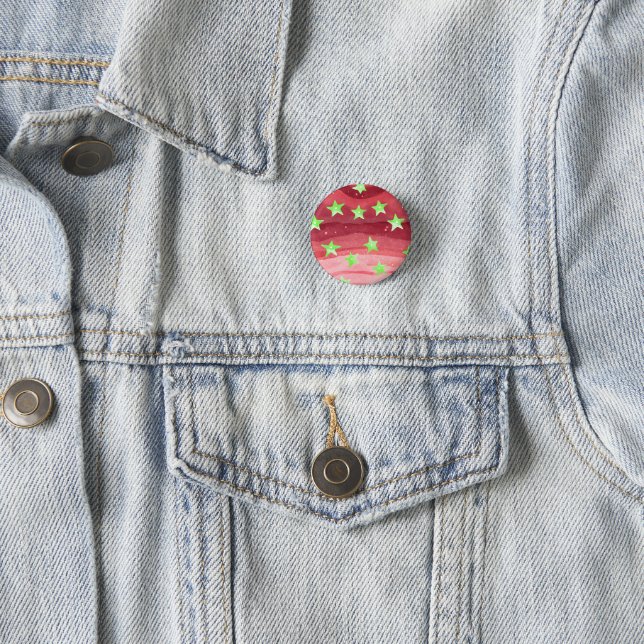 Badge Rond 2,50 Cm ciel rouge avec étoiles (En situation)