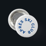 Badge Rond 2,50 Cm Club Après Ski Cool Blue Ski<br><div class="desc">Club Après Ski, badge de crête de station de ski bleu cool. Personnalisez avec l'année de votre voyage de ski, le nom de la station de ski et le lieu. Parfait comme voyage de ski de destination ou comme cadeau pour une fête à thème après-ski ou comme cadeau pour un...</div>