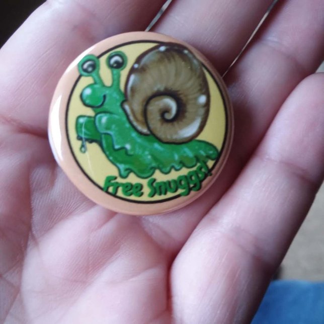 Badge Rond 2,50 Cm Cuisine Gratuite Coussins Snail Hug Emote (Free Snuggs!  A Snail+Hug=Snugg! <3 cute snail emote button
)
