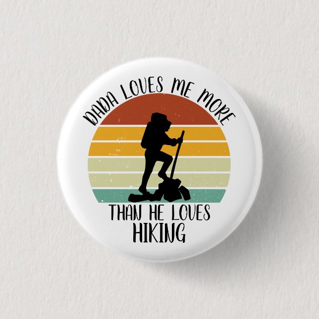 Badge Rond 2,50 Cm CUSTOM Dada M'Aime Plus Qu'Il N'Aime Randonnée (Devant)