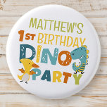 Badge Rond 2,50 Cm Cute Modern Dino Dinosaur fête d'anniversaire pour<br><div class="desc">Composé de la typographie manuscrite sans serif amusante; dinosaures T-REX mignons en arrière-plan C'est conçu par Select Party Supplies,  exclusif pour Zazzle. Disponible ici : http://www.zazzle.com/store/selectpartysupplies</div>
