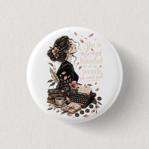 Badge Rond 2,50 Cm Elle est toujours hantée par l'écrivain vintage Da