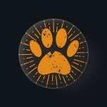 Badge Rond 2,50 Cm Empreinte de patte de chien de rayon de soleil en<br><div class="desc">Mignons vintage dessin animé chien empreinte de patte et rayons de soleil avec effet désespéré. Boutons personnalisés pour chemises,  jeans et sacs à dos. Idée cadeau pour les amoureux de les chiens.</div>
