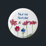 Badge Rond 2,50 Cm Étiquette de nom d'infirmière avec fleurs de cosmo<br><div class="desc">Un joli badge avec des fleurs de cosmos rose vif et une nigelle bleue avec une abeille dessinée à l'encre en aquarelle. Badge amusant pour une étiquette de nom d'infirmière!</div>
