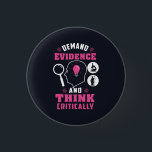 Badge Rond 2,50 Cm Exiger des preuves et penser la science critique<br><div class="desc">Demander des preuves et penser la science criminalistique en disant avec un design moderne comprenant l'investigation et l'équipement scientifique</div>