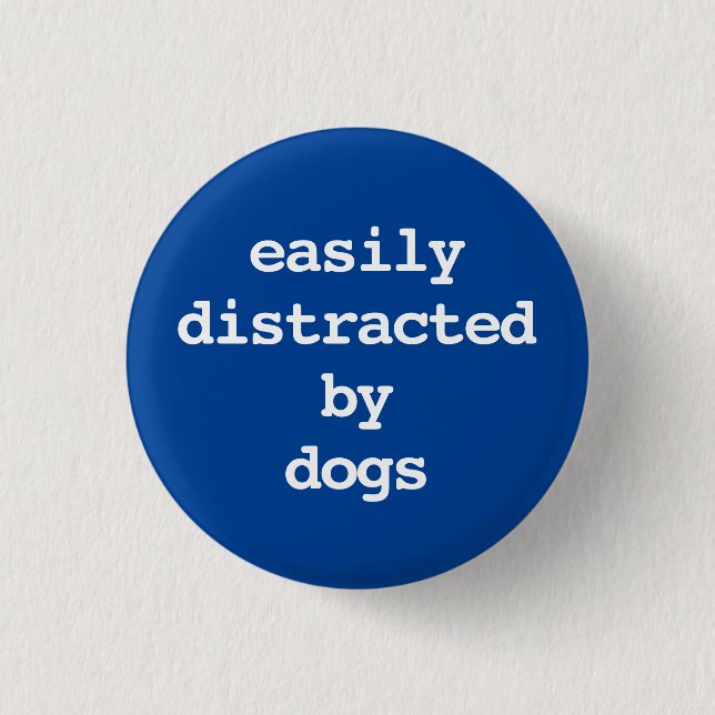 Badge Rond 2,50 Cm facilement distrait par la typographie des chiens  (Devant)
