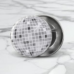 Badge Rond 2,50 Cm Fête des mariées Retro SUPER Disco Ball<br><div class="desc">Revenez dans le temps avec notre collection Retro Disco Ball Bridal Shower Invitations & Decor. Plongez dans la nostalgie de la les années 70 avec des arches beiges et grises, rehaussées de polices de parties scintillant argentées super. L'emblématique boule de disco rétro prend le devant de la scène, évoquant une...</div>