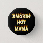 Badge Rond 2,50 Cm Flammes de mère amusante de maman fumante<br><div class="desc">Certains mamas sont tellement chaudes qu'ils ont besoin de le faire connaître au monde. Mais d'autres mamas sont à un tel niveau de chaleur qu'elles fument chaud et seules les flammes peuvent démontrer à quel point elles sont brûlantes. Ce design est pour ces mamans. Il dit "Smokin' Hot Mama" dans...</div>
