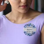 Badge Rond 2,50 Cm Fleurs bleu argenté<br><div class="desc">Un arrière - plan à l'aspect faux argenté décoré de faux parties scintillant,  de mousseux et de fleurs bleues. Personnalisez et votre nom et la date de la fête.</div>