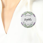 Badge Rond 2,50 Cm Fleurs de lavande d'anniversaire eucalyptus verdur<br><div class="desc">Un bouton pour un boho, une fête à la française, à tout âge. Un arrière - plan blanc chic décoré de fleurs de lavande et de verdure d'eucalyptus. Le texte : Le nom est écrit avec un grand script de style à la main moderne. Personnalisez et ajoutez une date, un...</div>