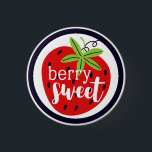 Badge Rond 2,50 Cm Fraise Berry Sweet Birthday Baby Girl Kids<br><div class="desc">Douce comme une fraise juteuse et moelleuse ! Style contemporain rouge, vert et noir et vif pour une fête d'anniversaire fruitée et amusante. ・ Coordonnez-le ! Parcourez la collection d'anniversaire de fraises sucrées pour trouver des produits assortis, y compris des invitations, du papier d'emballage, du décor de fête et plus...</div>