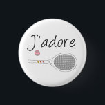 Badge Rond 2,50 Cm French Chic J'adore Tennis Player Design<br><div class="desc">J'adore le design de tennis en français chic, avec raquette de tennis rétro blanche. Cadeau de design classique, chic, preppy et élégant pour joueur de tennis. Un cadeau simple et minimaliste pour votre coach de tennis ou votre équipe de tennis. Cadeau personnalisé pour un joueur de tennis. Illustration de tennis...</div>