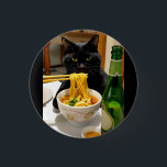 Badge Rond 2,50 Cm Funny Cat and Noodles Scene – Asian Food Humor<br><div class="desc">Add a touch of humor to your space with this eye-catching design of a black cat staring at a bowl of noodles. With chopsticks,  a floral bowl,  and a beer bottle,  this quirky art is perfect for foodies and cat lovers alike.</div>