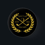 Badge Rond 2,50 Cm Golf Club Gold personnalisé Élégant minimaliste mo<br><div class="desc">Golf club d'or personnalisé élégant, moderne, minimaliste, design chic. Épingle de club de golf personnalisée avec couronne de laurier, deux clubs de golf croisés et balle de golf. Épinglette personnalisée avec votre logo, nom, texte, année, etc. Elégant club de golf d'or bouton pin cadeau personnalisé pour club de golf, golfeur,...</div>