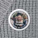 Badge Rond 2,50 Cm Graduation Classe photo Année Représentation de te<br><div class="desc">Dites félicitations et montrez votre fierté pour le diplômé avec des boutons photo/badges customisés cool. (CONSEIL EN MATIÈRE DE PLACEMENT D'IMAGE : Une façon simple de centrer une photo exactement comment vous voulez est de la rogner avant de la télécharger sur le site Zazzle.) Tout le texte est simple à...</div>