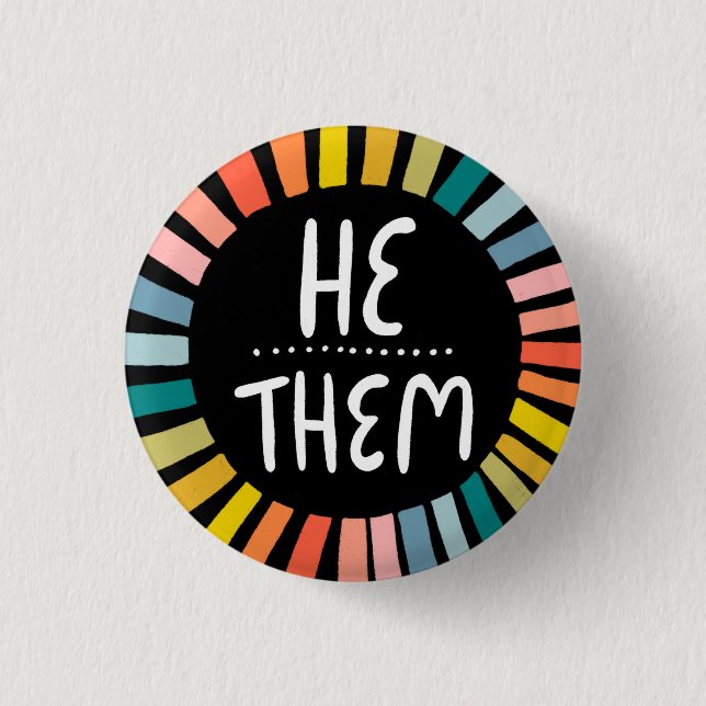 Badge Rond 2,50 Cm HE / EUX Pronounounes Rainbow Handlettered Pride (Devant)