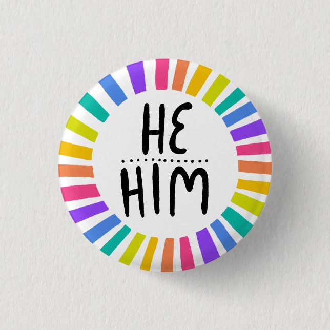 Badge Rond 2,50 Cm HE / HIM Pronounounounes Rainbow Handlettered Prid (Devant)