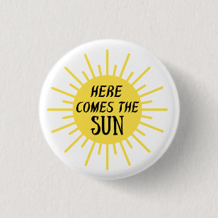 Badge Rond 2,50 Cm Here Comes The Sun