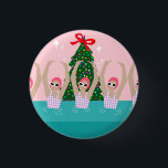 Badge Rond 2,50 Cm Illustration de nageurs artistiques personnalisés<br><div class="desc">Illustration moderne cool de nageuses artistiques synchronisées dans un bassin avec un sapin de Noël et des étoiles à l'arrière. Les nageurs artistiques offrent un design cadeau dans des couleurs pastel. Cinq femmes nageuses en piscine. cadeau d'équipe de natation cool. cadeaux d'équipe de natation synchronisée, cadeau d'entraîneur d'équipe de natation...</div>