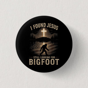 Badge Rond 2,50 Cm J'ai trouvé Jésus qui regarde toujours Bigfoot ave
