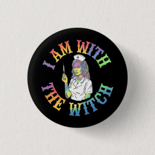Badge Rond 2,50 Cm Je suis avec la sorcière - Halloween Éffrayant et