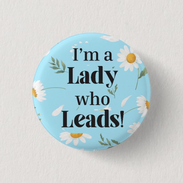 Badge Rond 2,50 Cm Je suis une dame qui dirige le bouton (Daisy) (Devant)