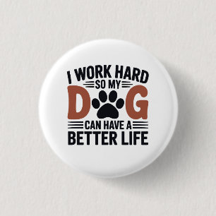 Badge Rond 2,50 Cm Je Travaille Dur Pour Que Mon Chien Vie Mieux - Mi