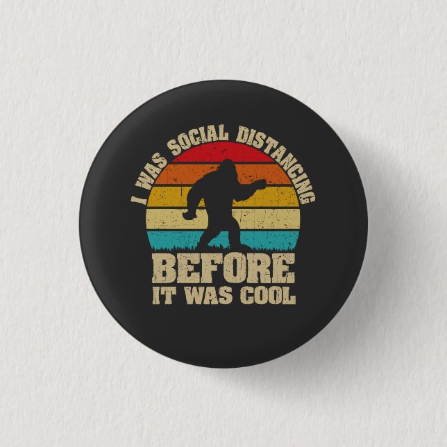 Badge Rond 2,50 Cm J'étais Distante Sociale Avant D'Être Cool Bigfoot (Devant)