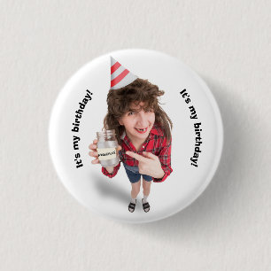 Badge Rond 2,50 Cm Joyeuse Femme à cou rouge d'anniversaire avec Humo