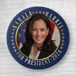 Badge Rond 2,50 Cm Kamala Harris pour le président démocrate 2024 Pho<br><div class="desc">Kamala Harris pour le président 2024 bouton politique avec la photo de Harris au centre devant un drapeau américain | Matériel électoral politique pour les démocrates | marchandise de campagne pour l'élection de 2024 aux États-Unis | Pour en savoir plus sur le merlu Harris,  cliquez ici : https://www.zazzle.com/collections/119162550730853893</div>