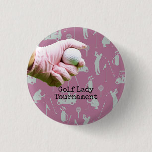 Badge Rond 2,50 Cm Lady golfer tient une balle de golf sur fond de pi