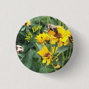 Badge Rond 2,50 Cm Le bourdon pollinise une fleur jaune