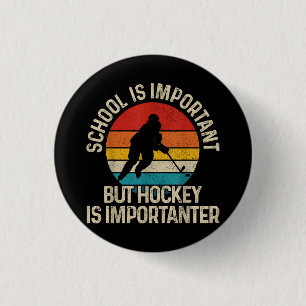 Badge Rond 2,50 Cm L'École Est Importante, Mais Le Hockey Est Importa