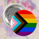Badge Rond 2,50 Cm LGBTQ & Pride - drapeau de progression arc-en-ciel<br><div class="desc">Bouton : Rainbow Flag & the "Progress" (drapeau arc-en-ciel et variation "Progress") ajoute un chevron le long de l'arbre qui comporte des rayures noires, marron, bleu clair, roses et blanches pour amener ces communautés (personnes marginalisées de couleur, personnes trans, et celles vivant avec le VIH/SIDA et celles qui ont été...</div>