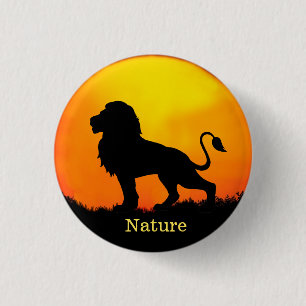 Badge Rond 2,50 Cm Lion sauvage, lever et calligraphie sur une jungle