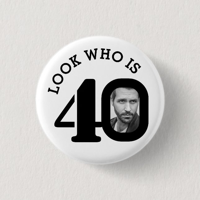 Badge Rond 2,50 Cm Look who is 40 photo black and white button/badge (Devant)