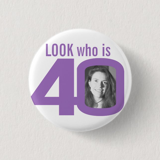 Badge Rond 2,50 Cm Look who is 40 photo purple on white (Devant)