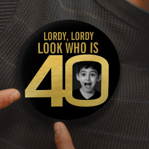 Badge Rond 2,50 Cm Lordy qui a 40 photo or noir 40e anniversaire