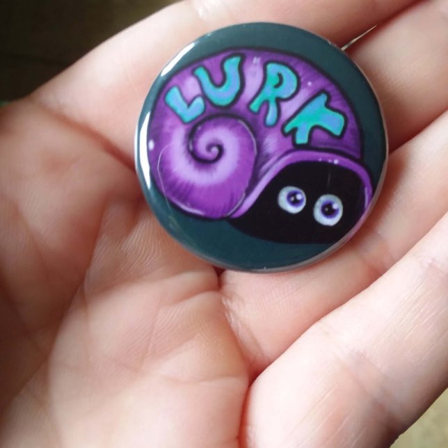 Badge Rond 2,50 Cm Lurk Introvert Snail Emote (Lurk purple Snail hiding in shell- cute emote turned into a button!)