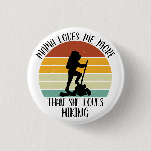 Badge Rond 2,50 Cm Maman M'Aime Plus Qu'Elle N'Aime Le Randonnée