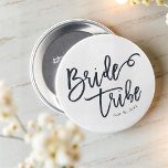 Badge Rond 2,50 Cm Mariée Tribe moderne et simple manuscrite<br><div class="desc">Composé de serif et de la typographie cursive joueuse. Le tout sur fond d'arrière - plan blanc. Ce design est simple,  moderne et amusant ! Il est conçu par White Paper Birch Co.,  exclusif pour Zazzle. Disponible ici : http://www.zazzle.com/store/whitepaperbirch</div>