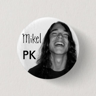 Badge Rond 2,50 Cm Mikel sur un bouton